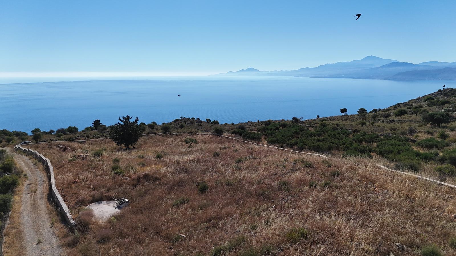 Large Plot with Impressive Unobstructed Sea Views !