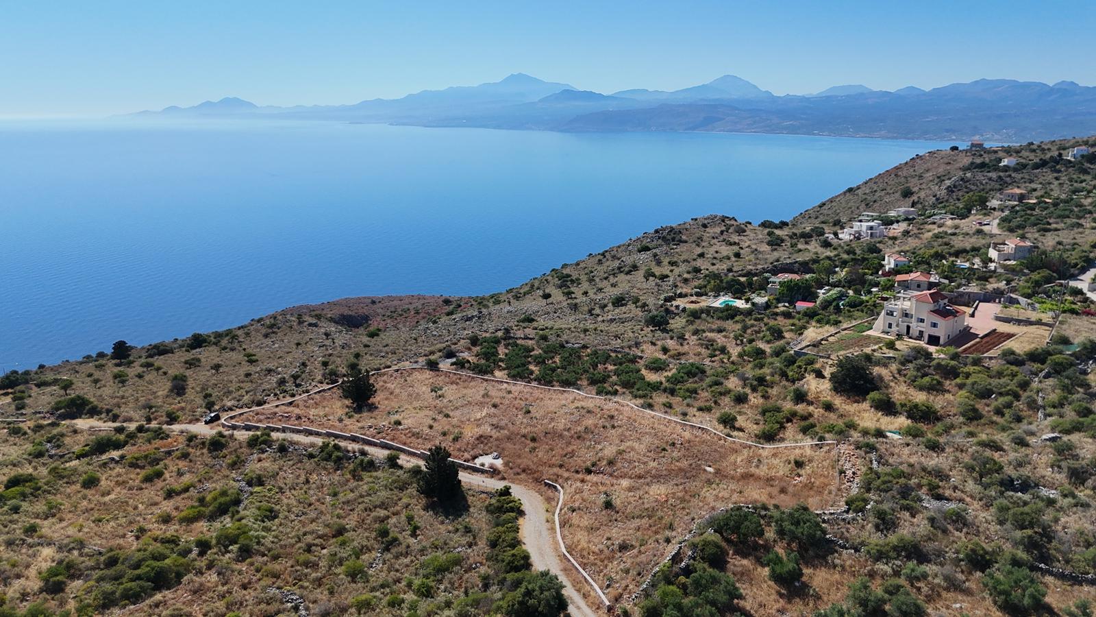 Large Plot with Impressive Unobstructed Sea Views !