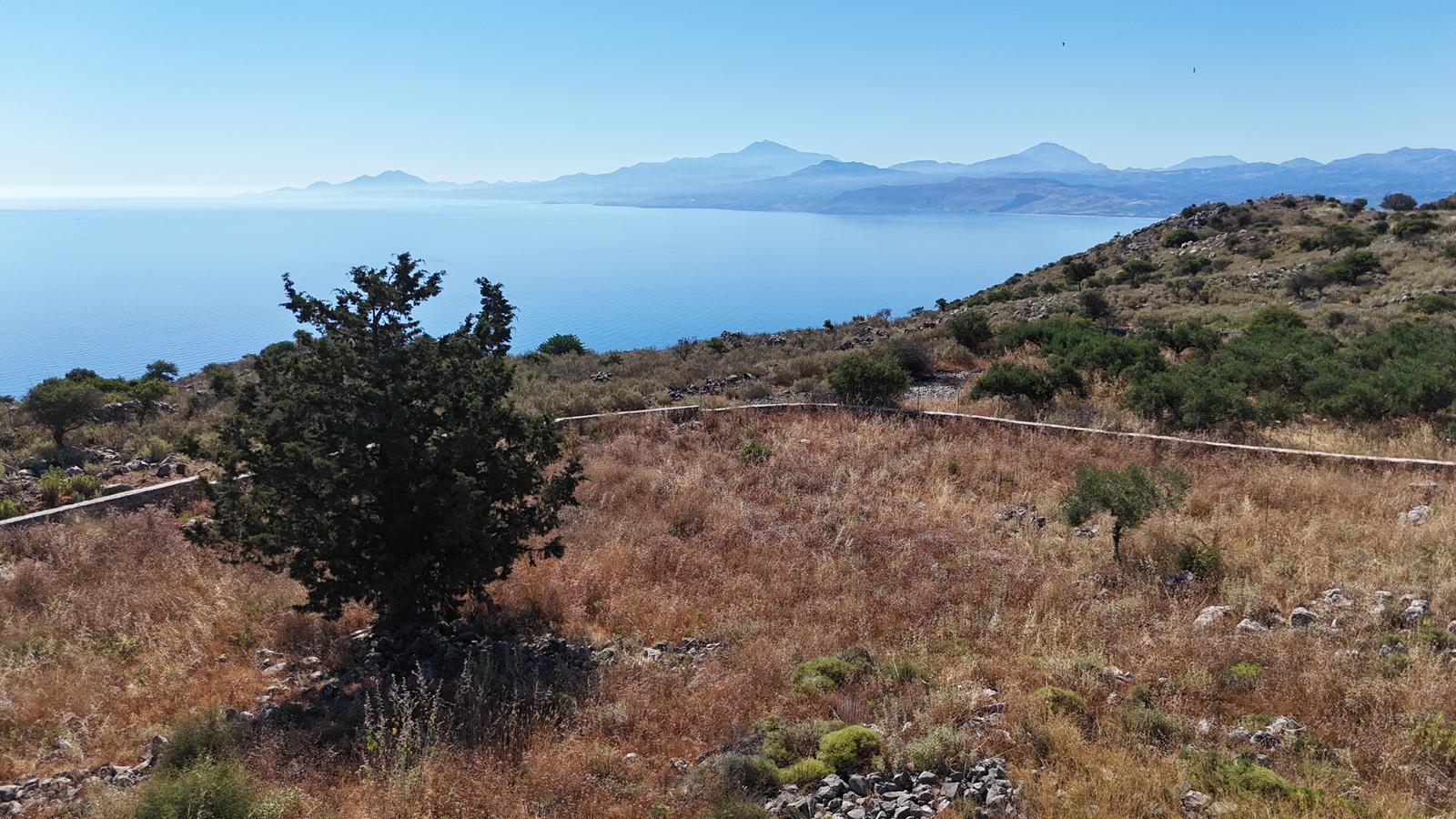 Large Plot with Impressive Unobstructed Sea Views !